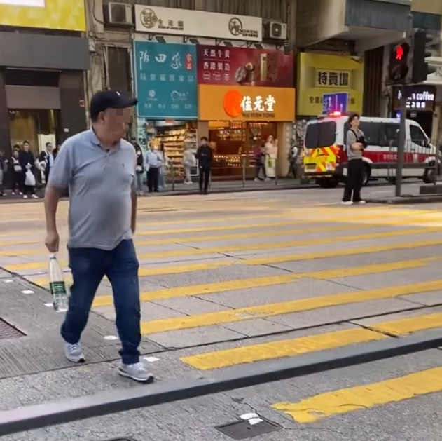 旺角彌敦道一名男子「衝紅燈」過馬路,更「瀟灑」慢行,被駐守在旁的交通督導員截停。(Threads)