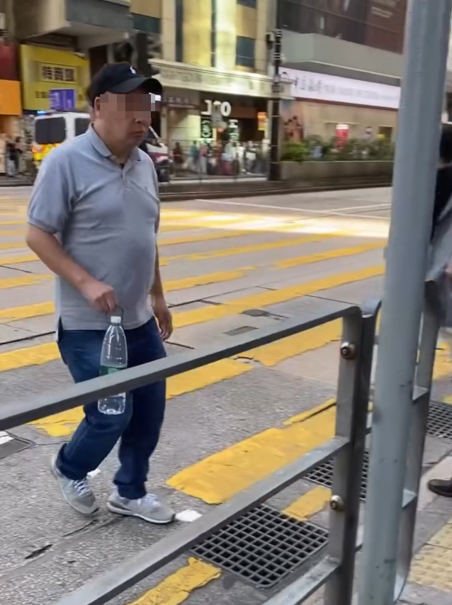 旺角彌敦道一名男子「衝紅燈」過馬路,更「瀟灑」慢行,被駐守在旁的交通督導員截停。(Threads)