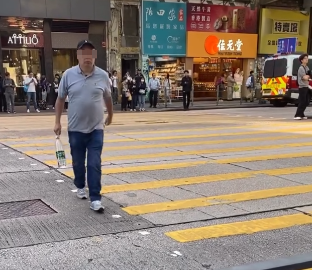 旺角彌敦道一名男子「衝紅燈」過馬路,更「瀟灑」慢行,被駐守在旁的交通督導員截停。(Threads)