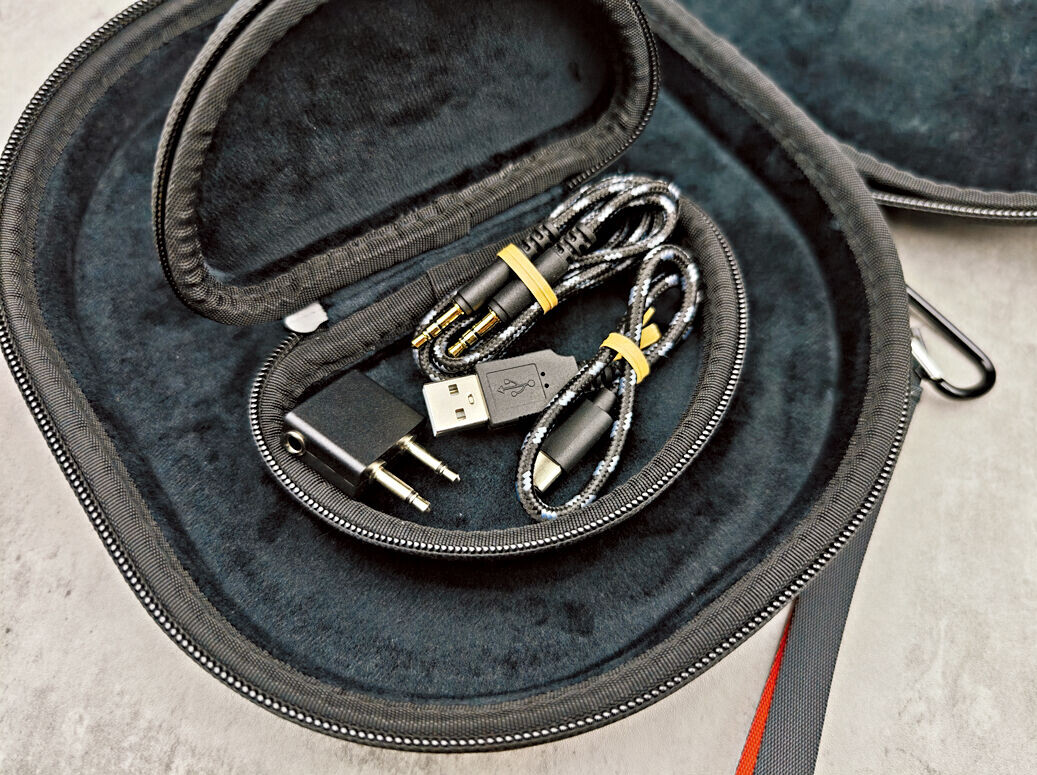 收納盒內可放3.5mm、USB-C及轉插。
