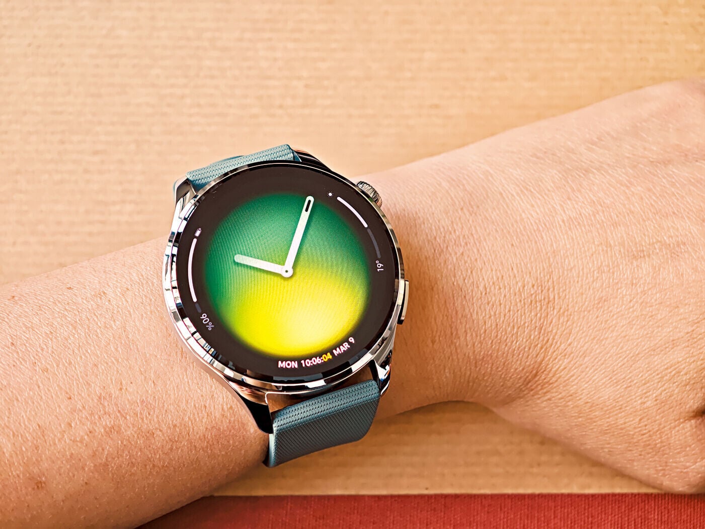Xiaomi Watch 5杜松綠色配動態熹光錶盤設計。