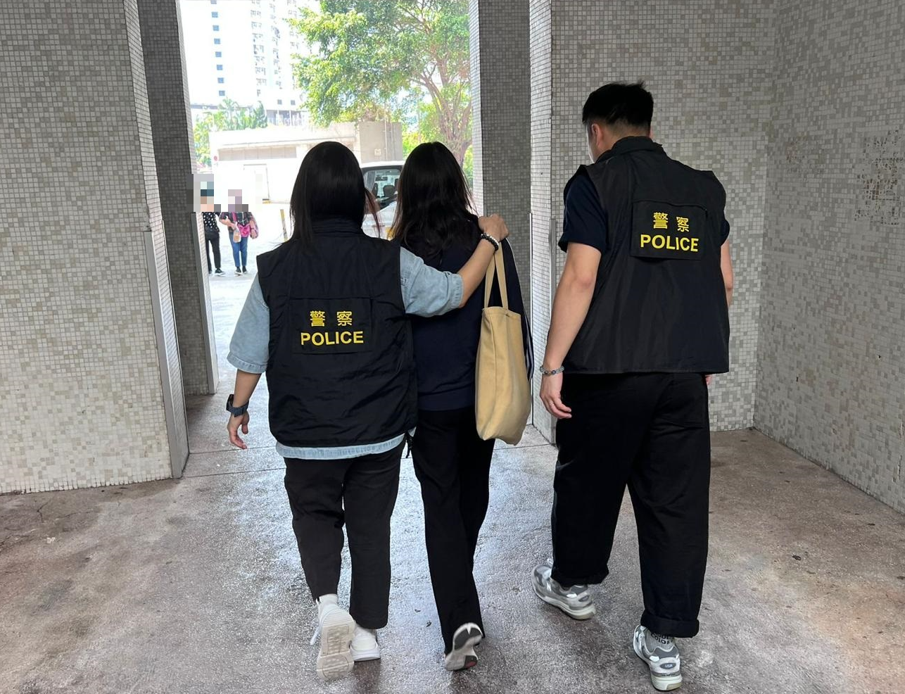 觀塘警區展開反非法收債行動,於全港多區共拘捕8名本地男子及4名本地女子分別涉嫌「刑事毀壞」及「刑事恐嚇」。(警方提供)