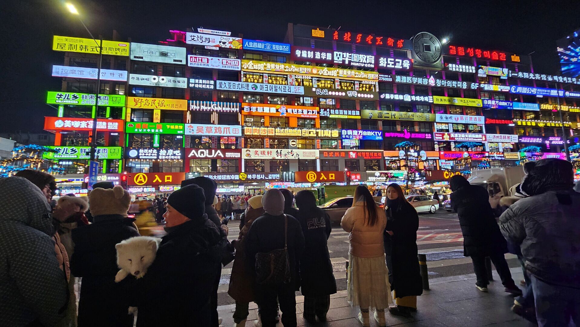 延邊大學對面的商廈外牆掛滿閃爍的韓文招牌,彷彿一夜之間走進首爾街頭。