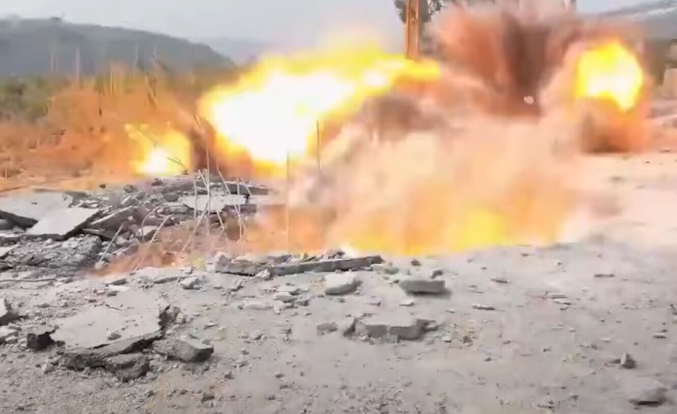 炸彈在記者鏡頭前幾米爆炸