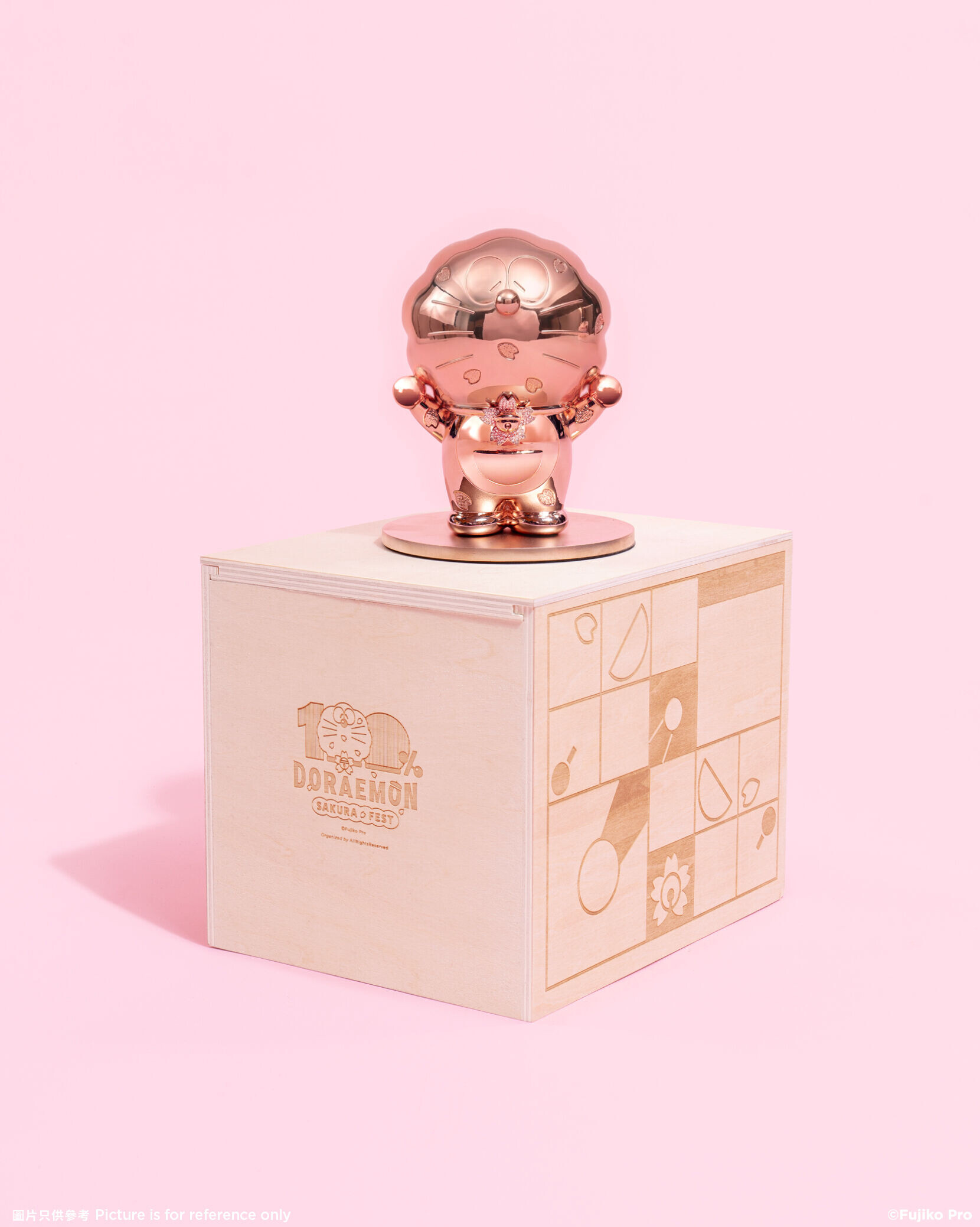 樱花多啦A梦玫瑰金色铜像雕塑