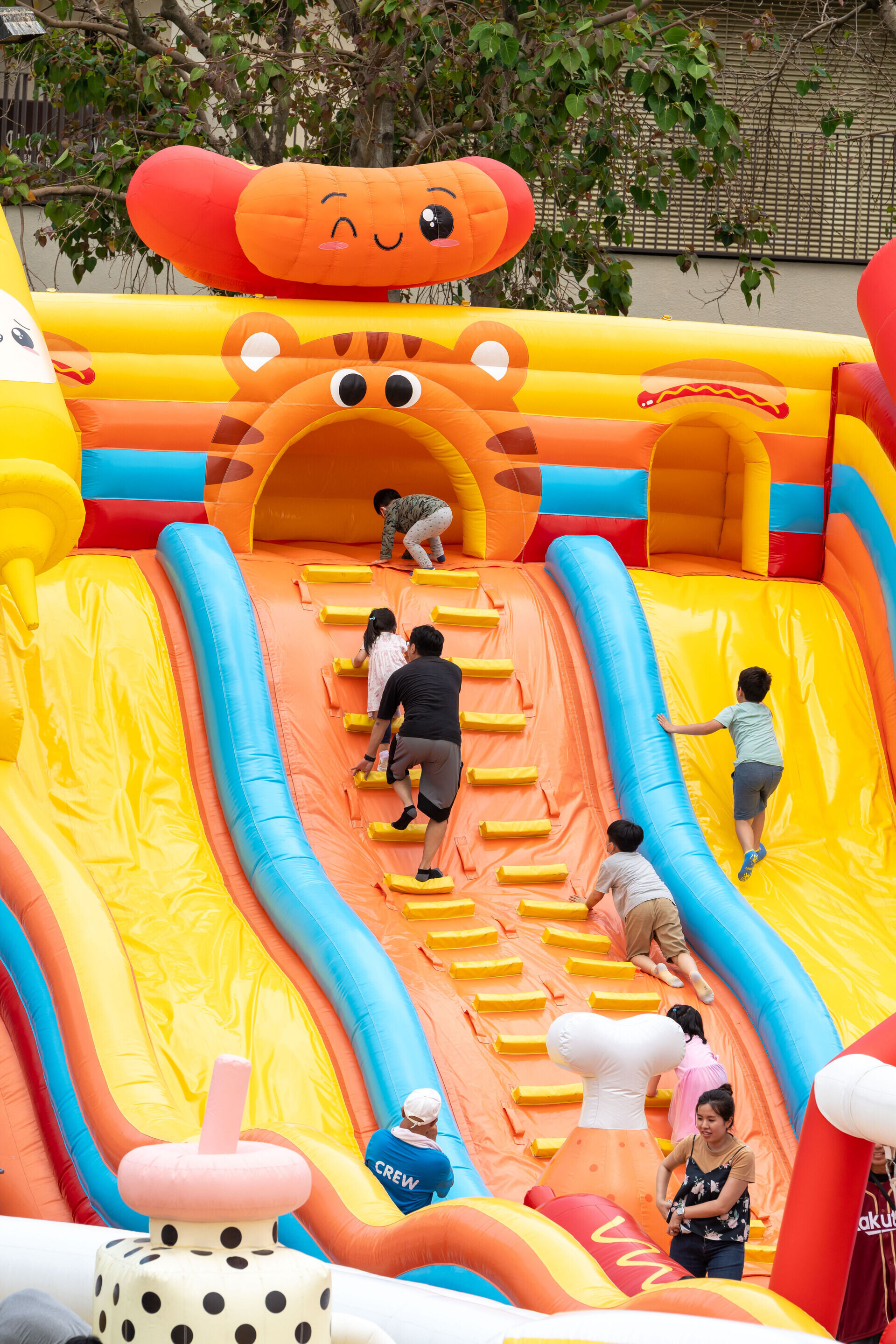 「愉景广场充气乐园」设置巨型充气弹床城堡及各种充气游戏摊位