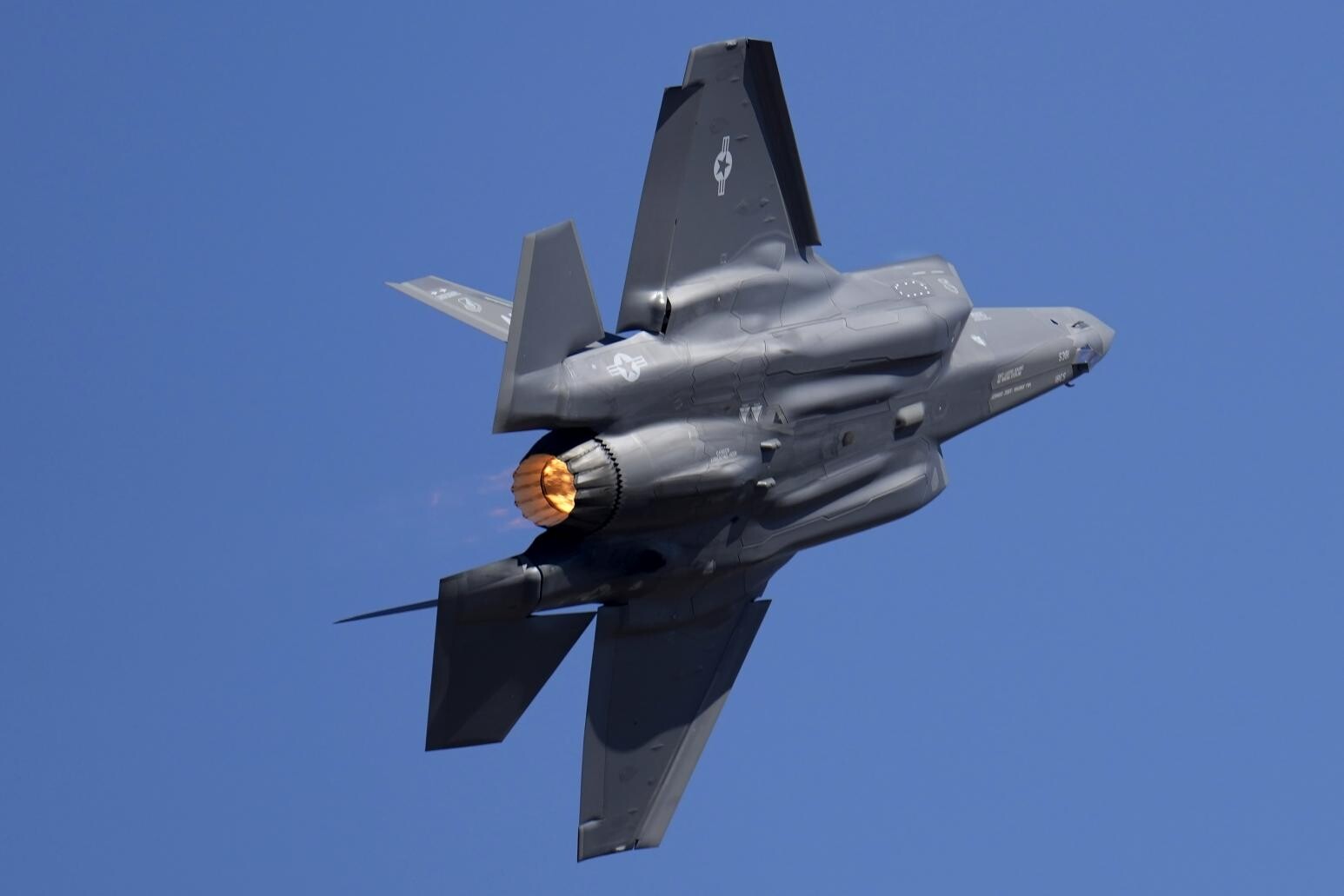 美軍一架F-35匿蹤戰機於伊朗上空執行作戰任務期間突發狀況,被迫緊急降落於中東地區美軍基地。(資料示意圖/美聯社)