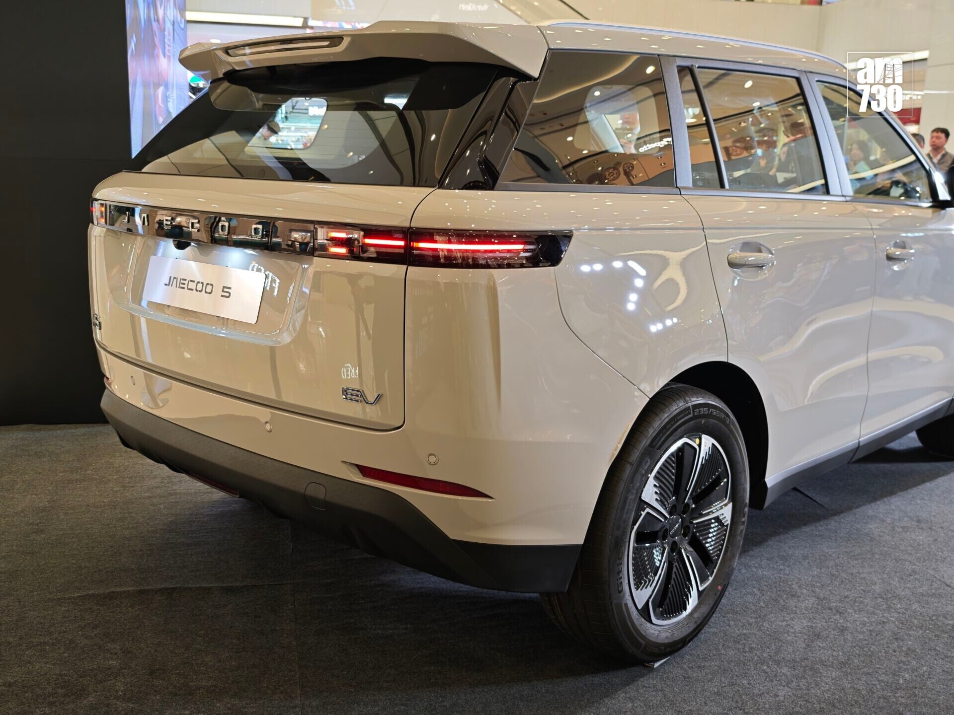 電動車|JAECOO J5車尾設計簡約。