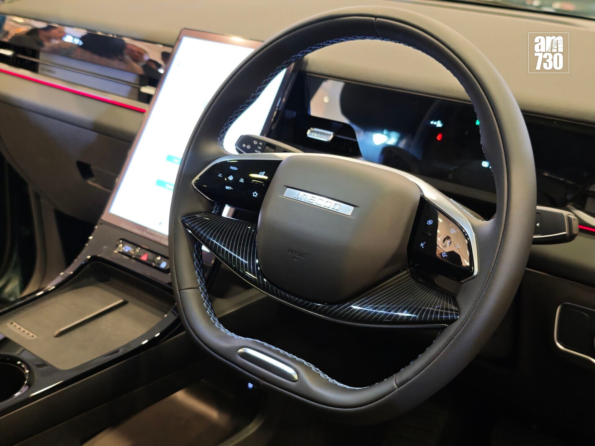 電動車|JAECOO J5備有多功能軚盤及簡約內裝。