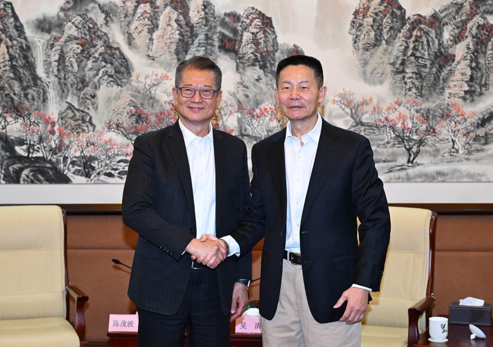 陳茂波和中國證券監督管理委員會主席吳清會面。