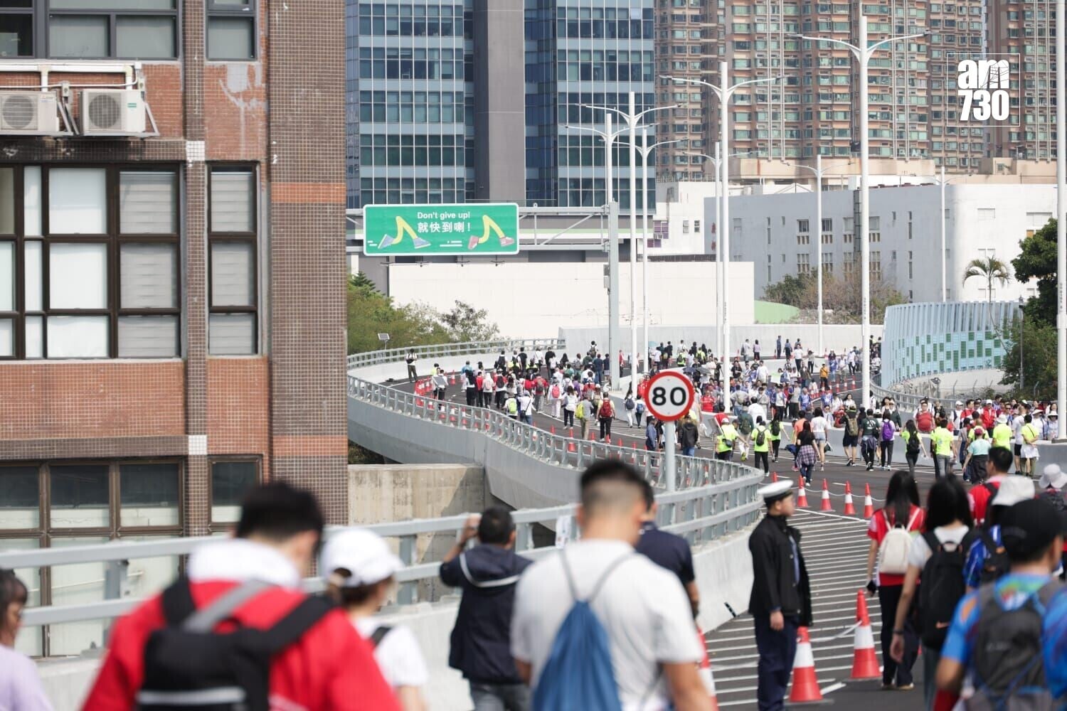 公益金新界區百萬行今日(22日)在即將啟用的粉嶺繞道(東段)舉行。(吳康琦攝)