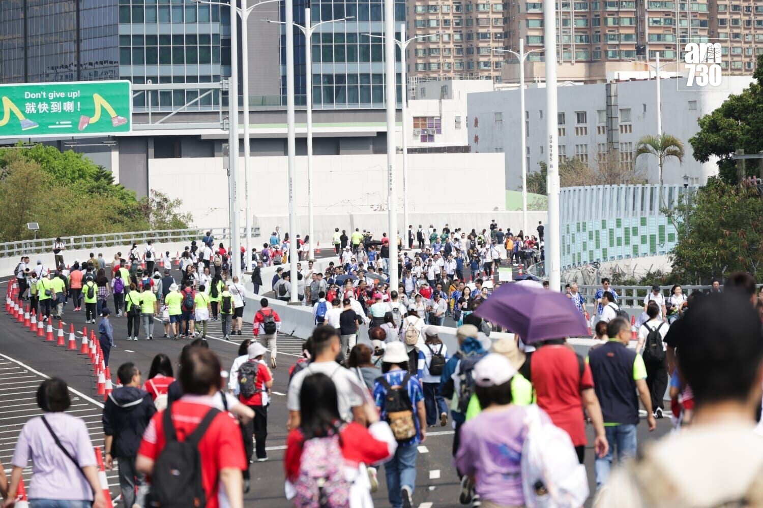 公益金新界區百萬行今日(22日)在即將啟用的粉嶺繞道(東段)舉行。(吳康琦攝)