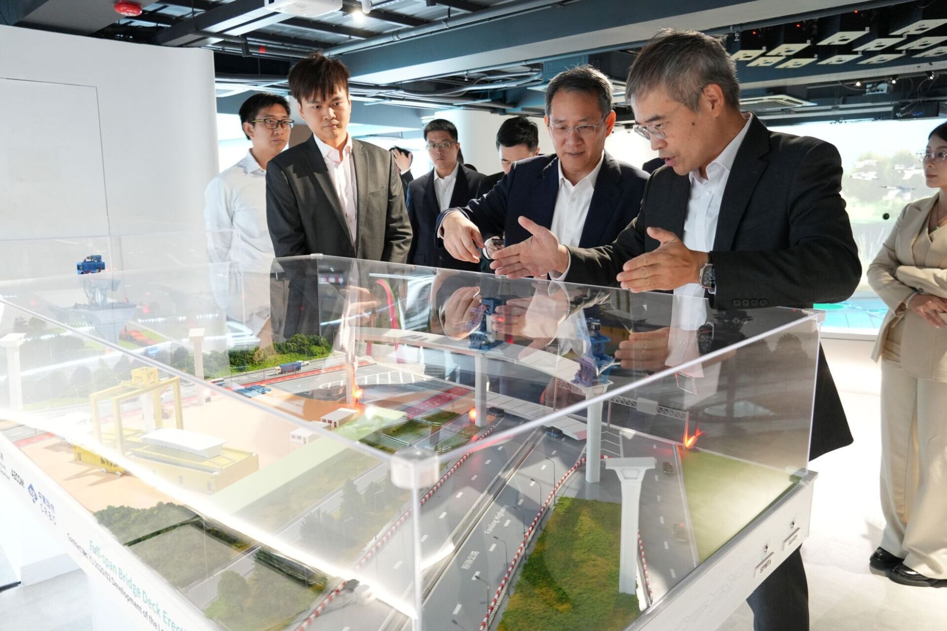 「河套科創築城館」以互動體驗形式,全方位呈現河套區在創新科技、生態保育等領域的最新成果,至今已累計接待超過120個參訪團體,總參觀人數突破5 000人次,其中商業及企業團體佔比達八成。