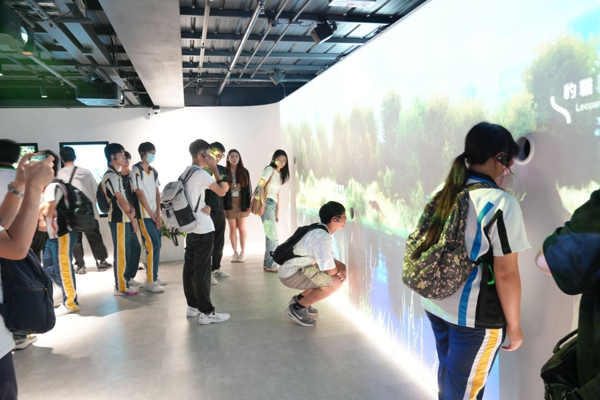「河套科創築城館」以互動體驗形式,全方位呈現河套區在創新科技、生態保育等領域的最新成果,至今已累計接待超過120個參訪團體,總參觀人數突破5 000人次,其中商業及企業團體佔比達八成。