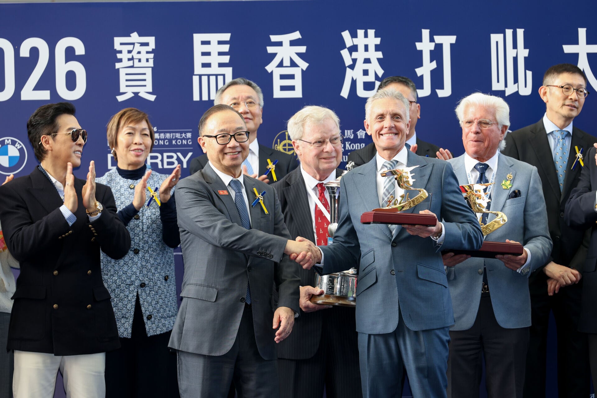 馬會主席廖長江(左)頒發特別設計的獎盃予「白鷺金剛」的練馬師廖康銘。(馬會圖片)