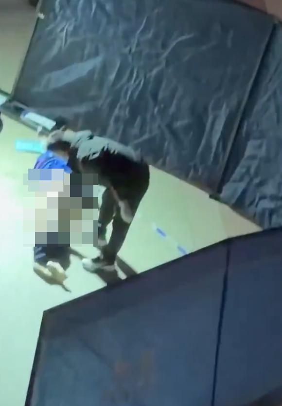 社交平台流傳影片照片,顯示山西省運城市鹽湖區一名男子上周五陳屍街頭,下體受傷嚴重疑似被割去。現場有大批警車在附近,鑑證人員檢視遺體。(X)