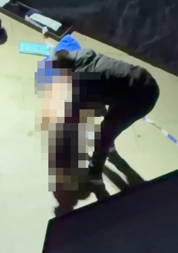 社交平台流傳影片照片,顯示山西省運城市鹽湖區一名男子上周五陳屍街頭,下體受傷嚴重疑似被割去。現場有大批警車在附近,鑑證人員檢視遺體。(X)