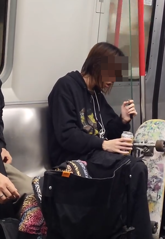 一名長髮青年坐在港鐵車廂中,旁邊擺放一塊滑板,及後他吸了一啖電子煙後,左手突開始抽搐,最後蔓延至全身。(Threads)