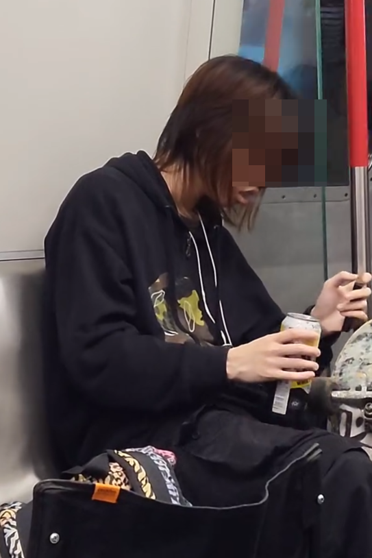 一名長髮青年坐在港鐵車廂中,旁邊擺放一塊滑板,及後他吸了一啖電子煙後,左手突開始抽搐,最後蔓延至全身。(Threads)