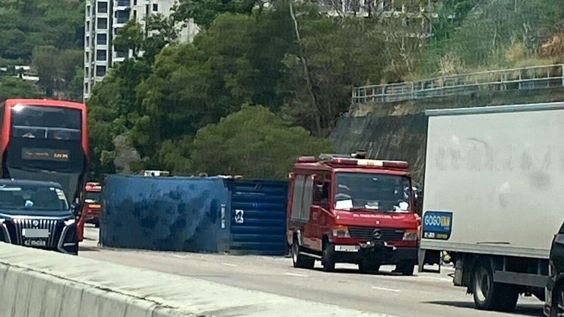 屯門公路貨櫃車撞消防車後翻側，司機昏迷送院。(馬路的事 (即時交通資訊台) )