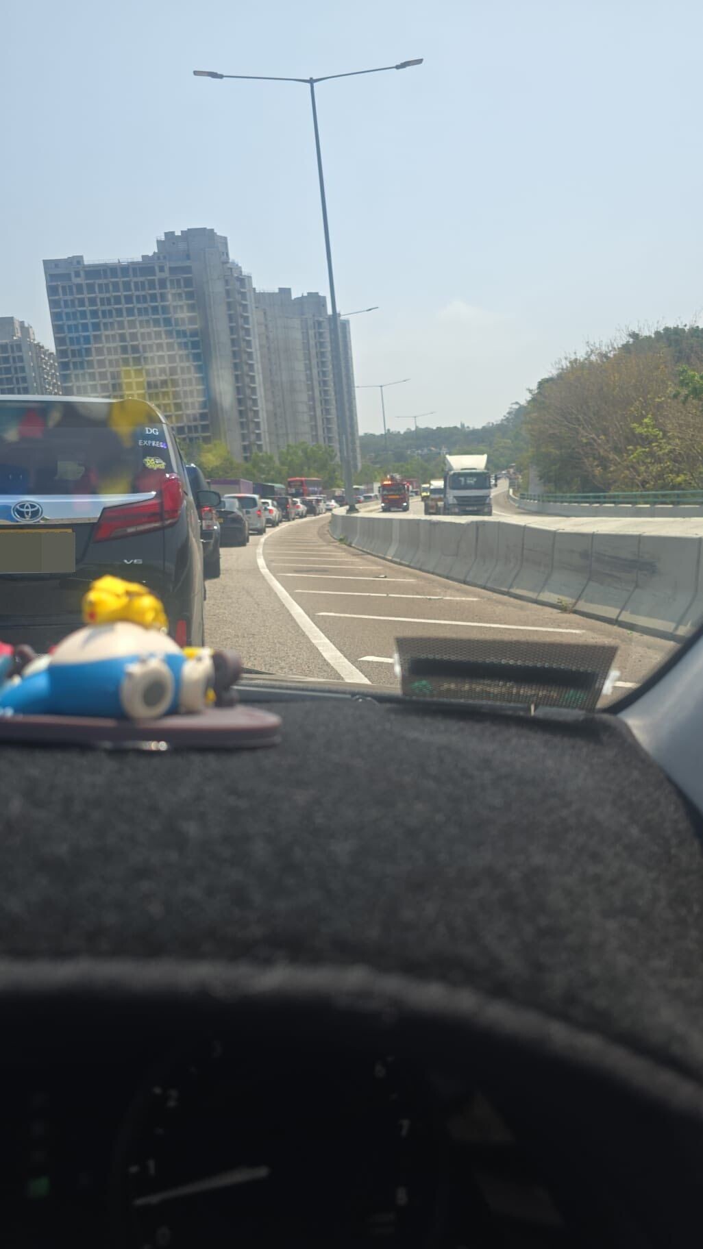 屯門公路貨櫃車撞消防車後翻側,司機昏迷送院。(馬路的事 (即時交通資訊台) )
