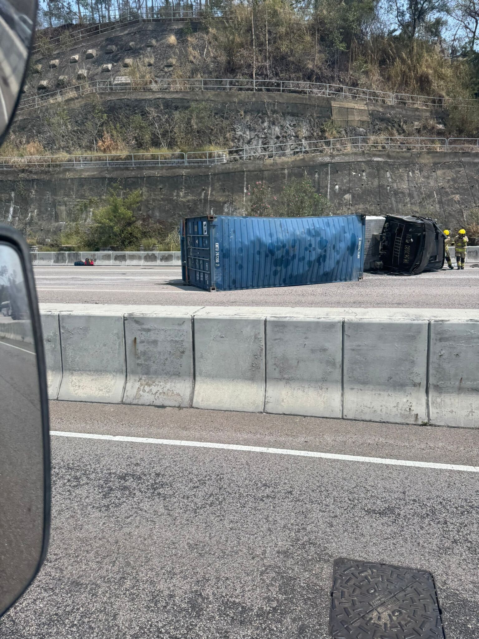 屯門公路貨櫃車撞消防車後翻側,司機昏迷送院。(馬路的事 (即時交通資訊台) )