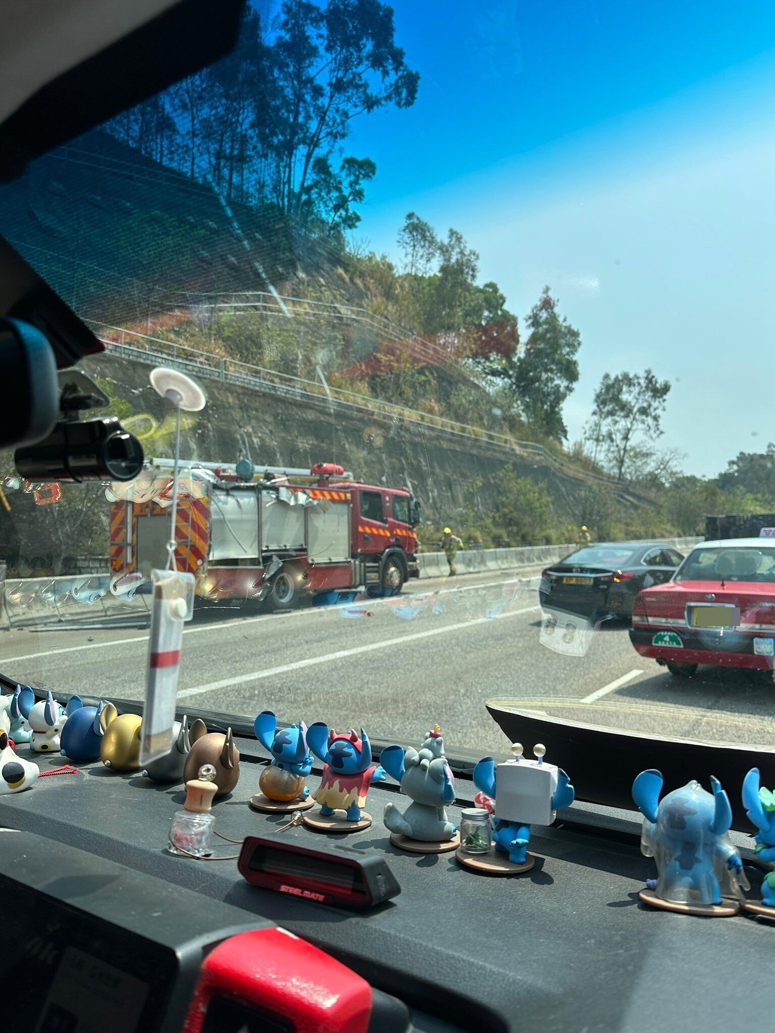屯門公路貨櫃車撞消防車後翻側,司機昏迷送院。(馬路的事 (即時交通資訊台) )