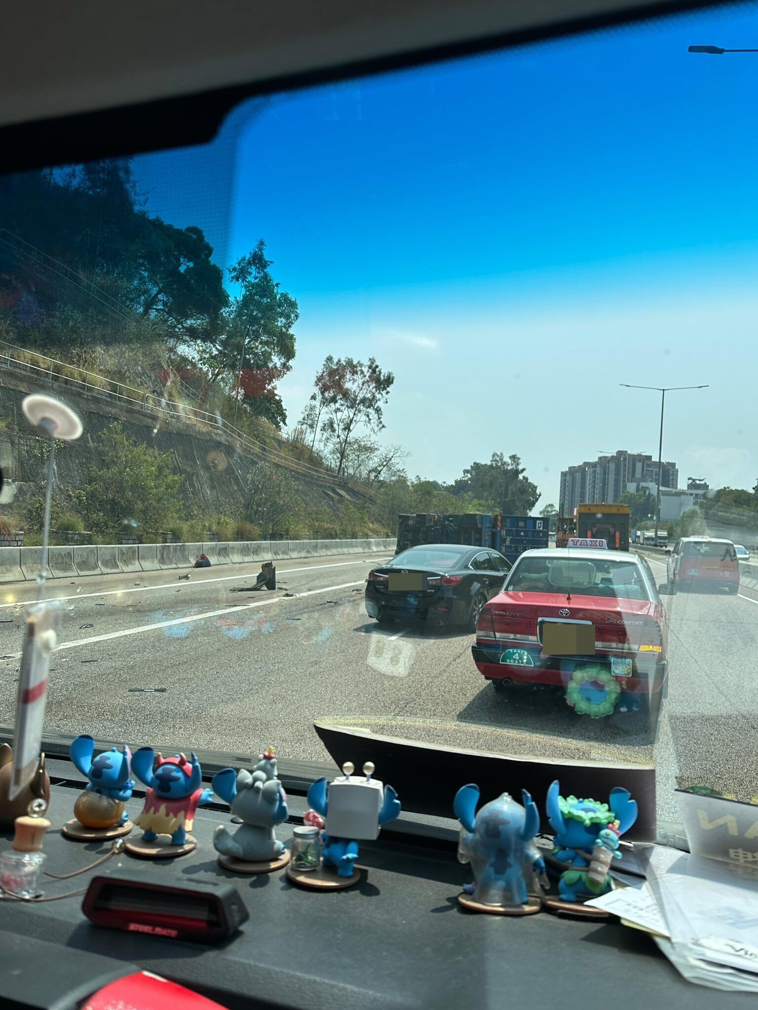 屯門公路貨櫃車撞消防車後翻側,司機昏迷送院。(馬路的事 (即時交通資訊台) )