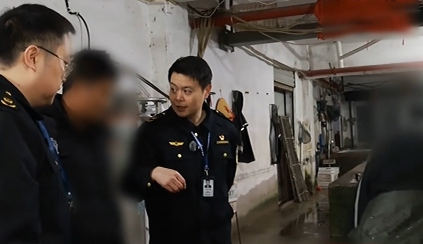 央視記者直擊商戶向活魚倒入麻藥「丁香酚」甚至工蘇業用酒精。(互聯網)