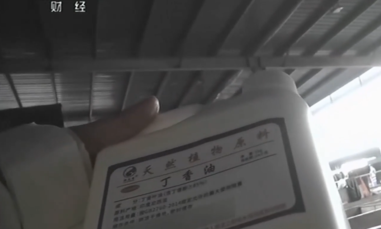 央視記者直擊商戶向活魚倒入麻藥「丁香酚」甚至工蘇業用酒精。(互聯網)