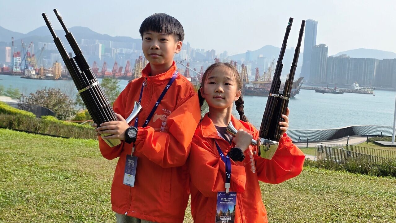 年輕參加者熱情滿滿,10歲的Sunny(左)及8歲的田同學利用笙,演奏多首經典樂目。
