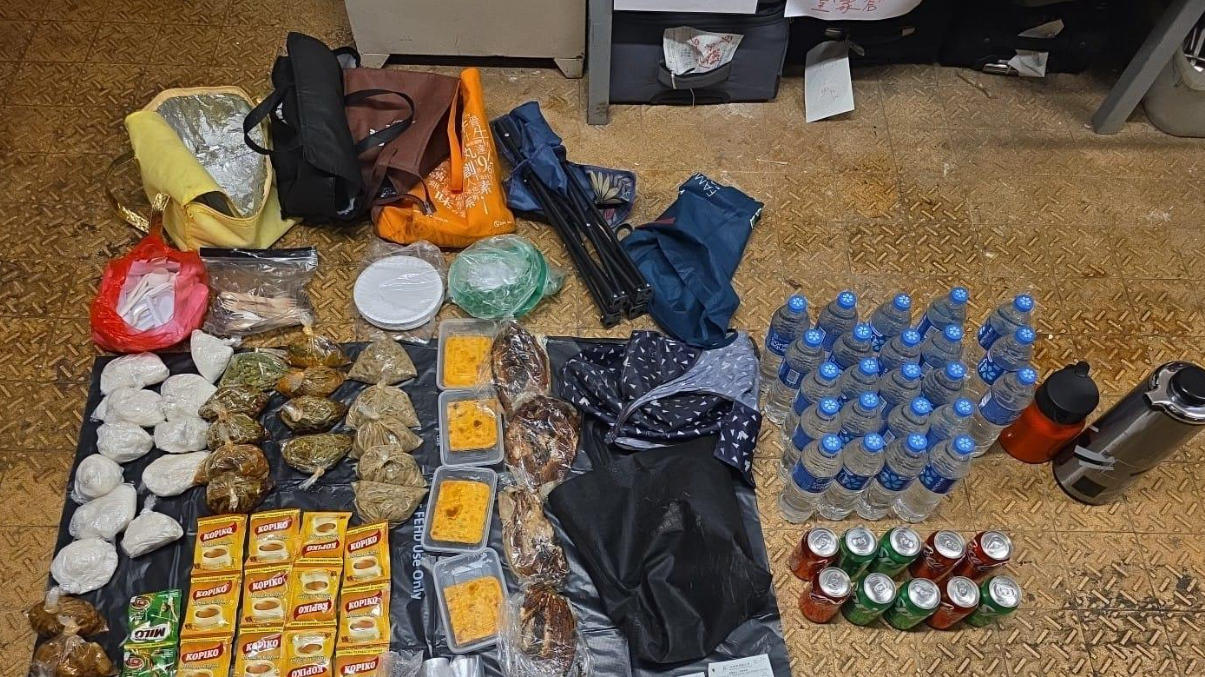 食環署過去週末於全港各區展開連串突擊行動，針對街頭非法擺賣熟食的小販，特別在人多擠迫如外傭聚集地點加強執法。圖示食環署人員在行動中檢獲的食物。