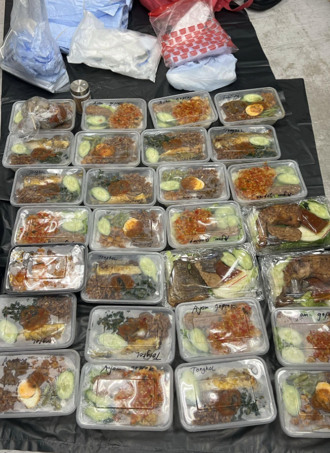 食環署過去週末於全港各區展開連串突擊行動,針對街頭非法擺賣熟食的小販,特別在人多擠迫如外傭聚集地點加強執法。圖示食環署人員在行動中檢獲的食物。