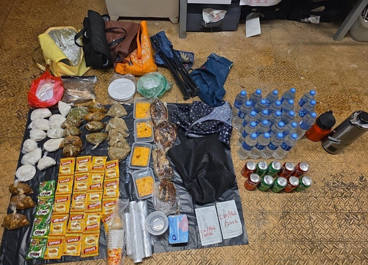 食環署過去週末於全港各區展開連串突擊行動,針對街頭非法擺賣熟食的小販,特別在人多擠迫如外傭聚集地點加強執法。圖示食環署人員在行動中檢獲的食物。