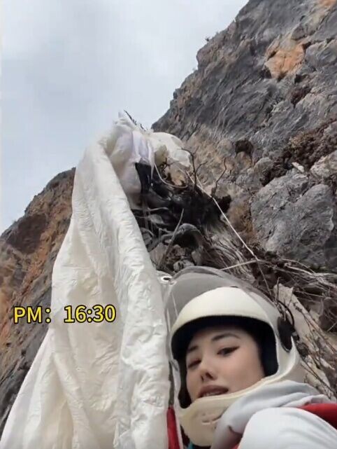 女事主說,她被困位置距懸崖頂有約190米,距崖底則有約150米。(微博)