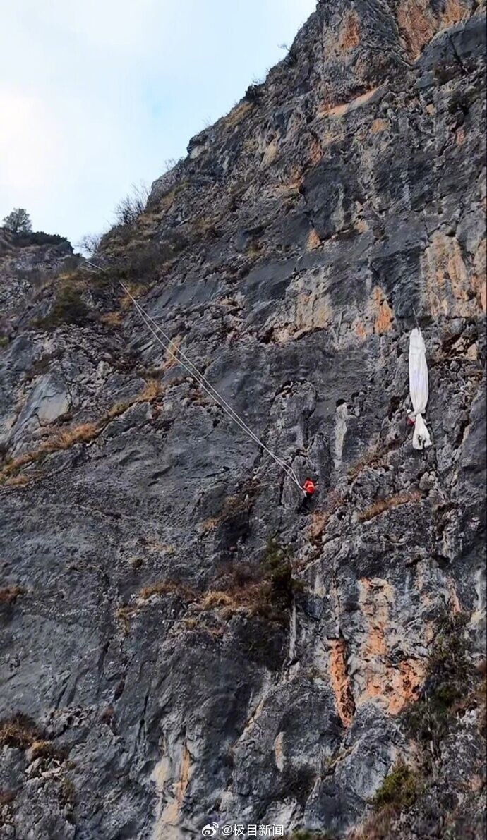 一名重慶遊客正在山裡進行航拍,發現女事主身處險境後立即報警,並拍下其遇險的過程。(微博)