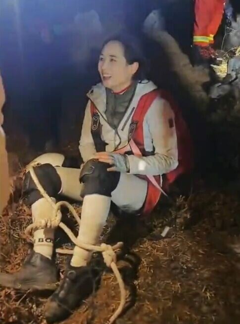 整個救援過程持續了5個小時,女事主脫困後僅體力透支及輕微擦傷。(微博)