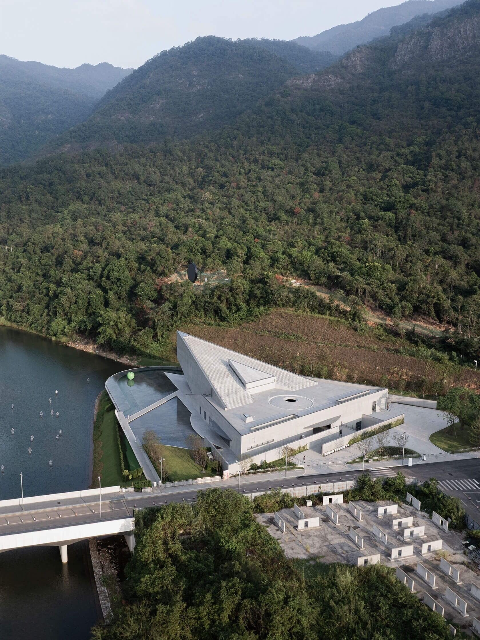 河源詩之禮堂座落於兩河之間,山環水抱,將建築融入大自然,充滿安藤忠雄的風格。(網上圖片)