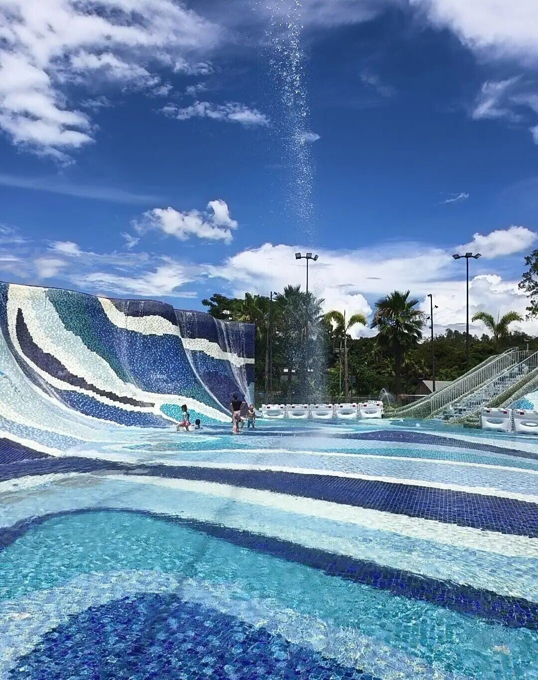 河源春沐源小鎮的恐龍島水樂園在2024年夏季開幕,以色彩豐富的馬賽克圖案拼砌,充滿摩洛哥風情。(網上圖片)