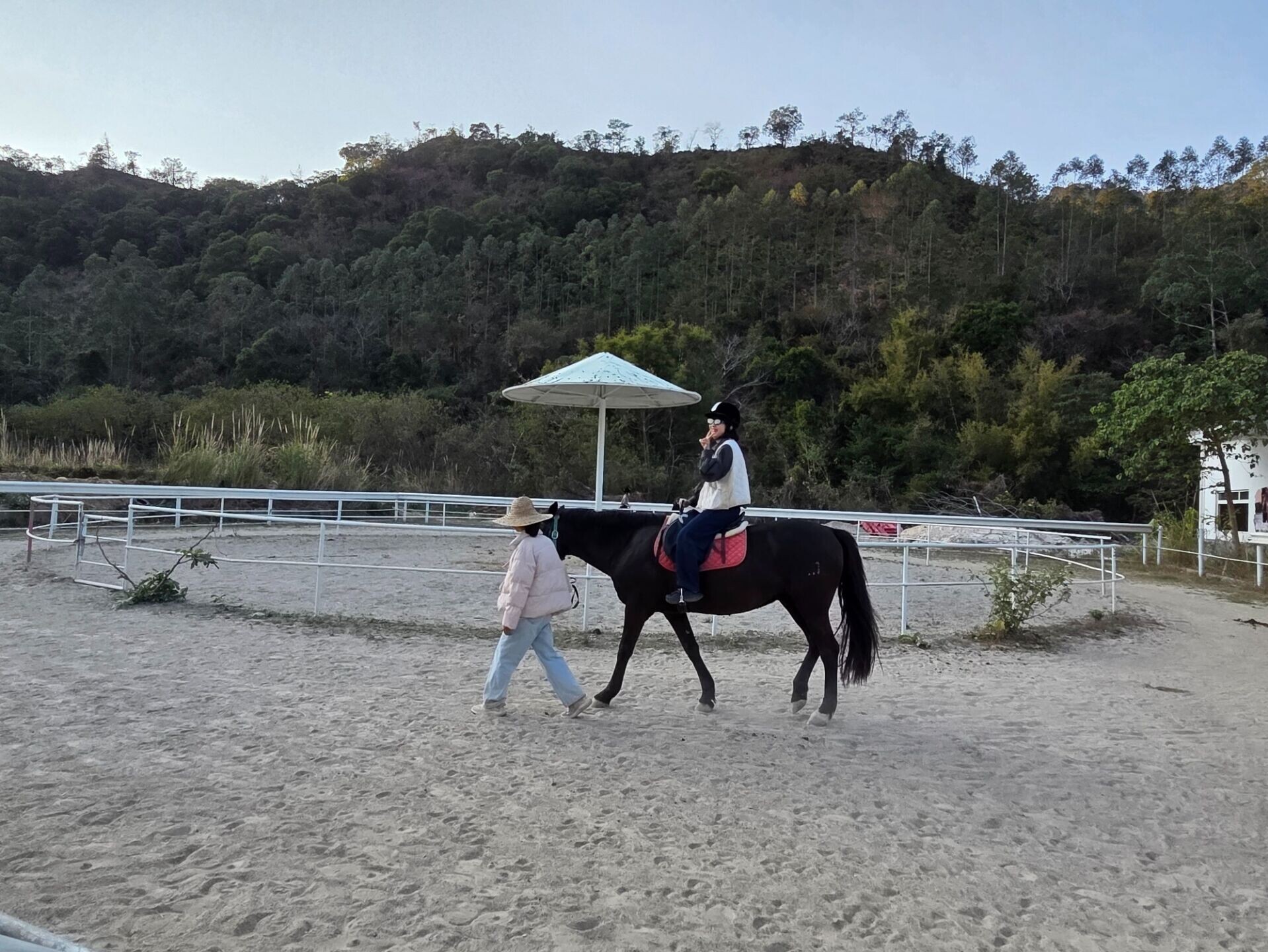 遊客可在河源春沐源小鎮的「山谷樂園」參與付費活動,包括騎馬、玩卡丁車和越野車,現場還設萌寵樂園,讓孩子近距離接觸和餵飼動物。(圖片來源:當代中國攝)
