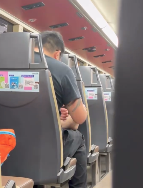 近日網上流傳一段片段,一名男乘客在巴士上為女伴當眾按腳(Threads影片截圖)