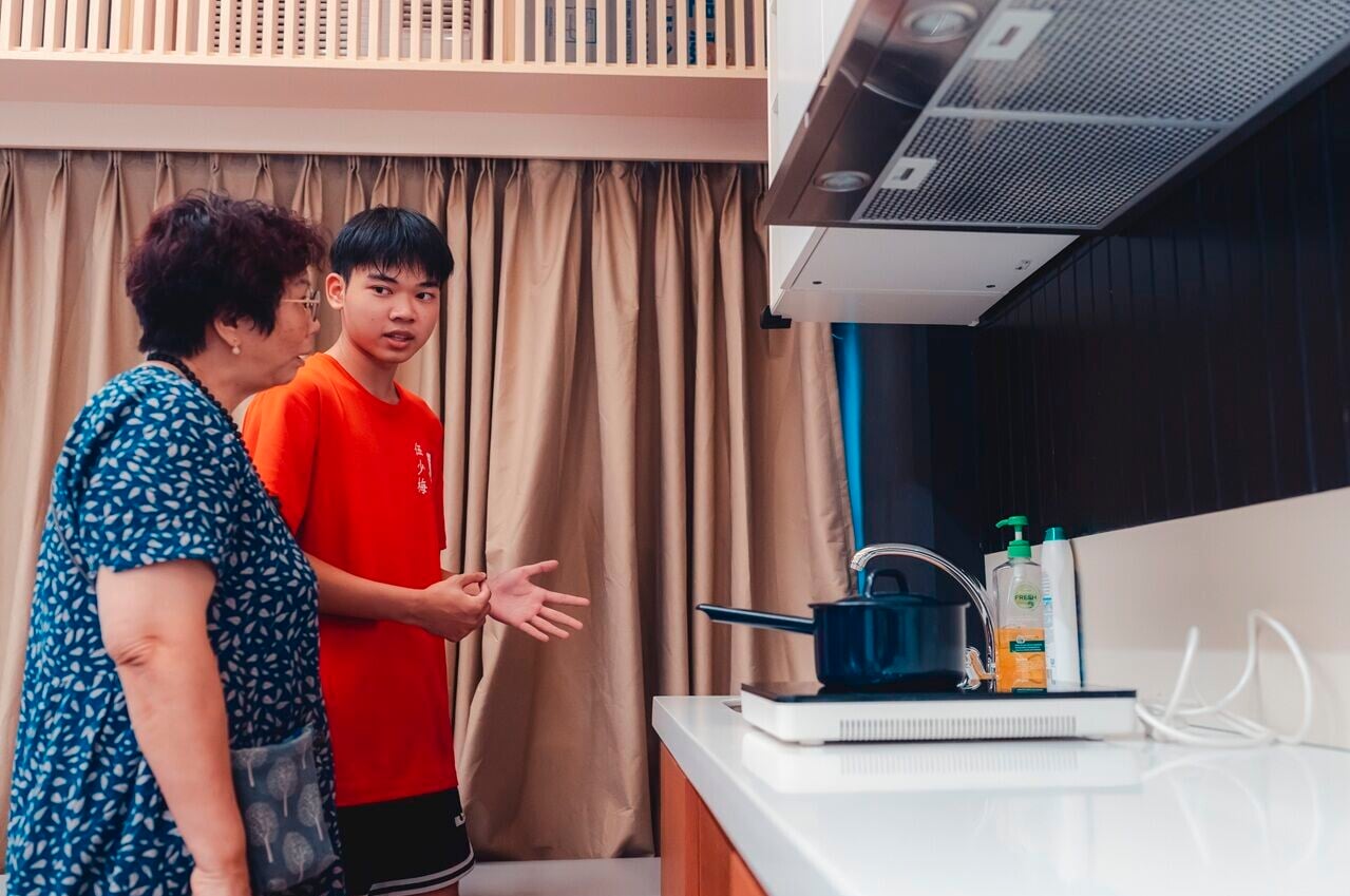 學生向長者傳授數碼知識及生活技能