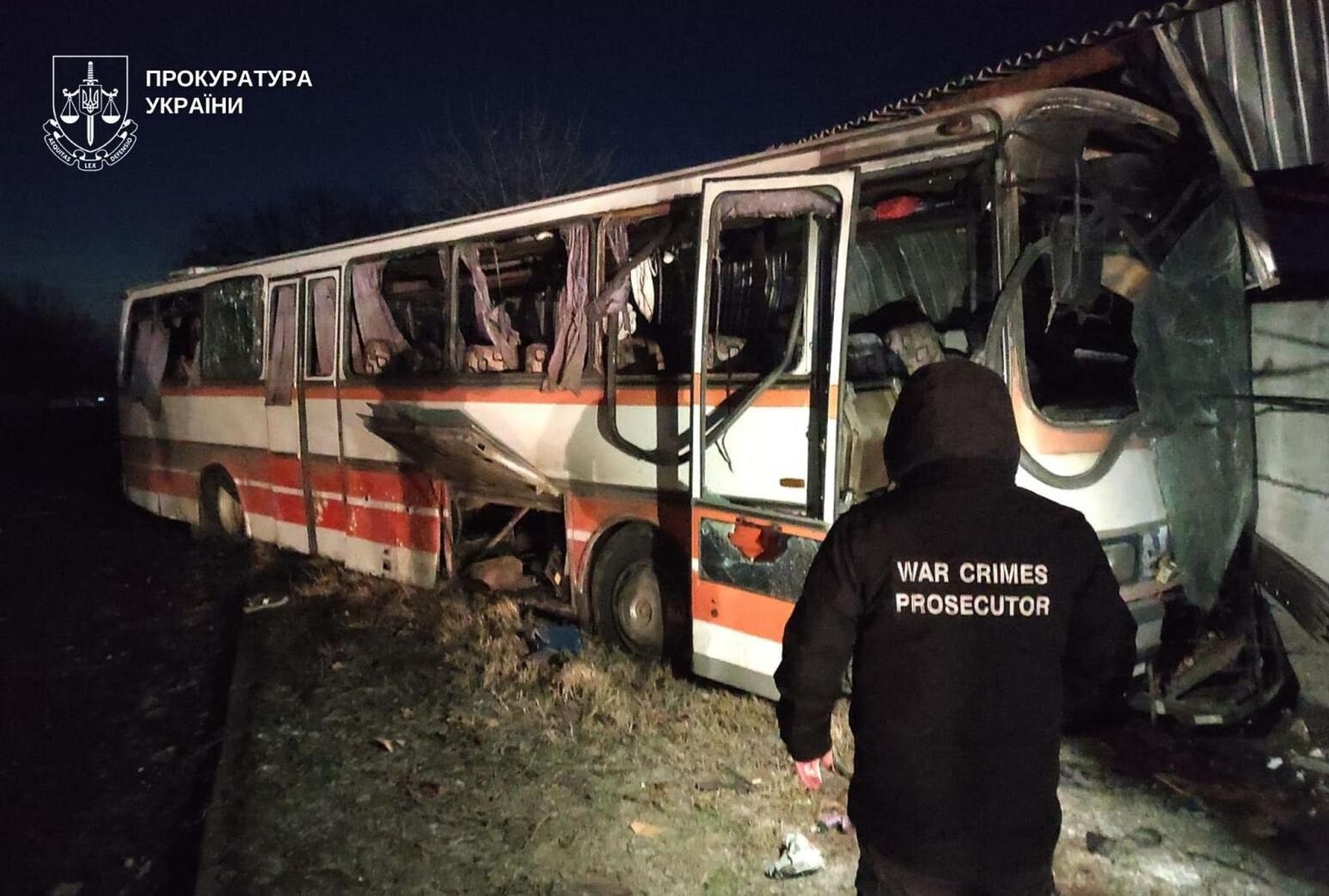 俄國無人機攻擊烏克蘭一輛巴士,造成至少12人死亡。(圖/美聯社)