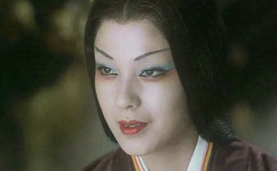 佳那晃子1981年在深作欣二執導的電影《魔界轉生》中飾演細「川伽羅奢夫人」一角,深獲影迷喜愛。