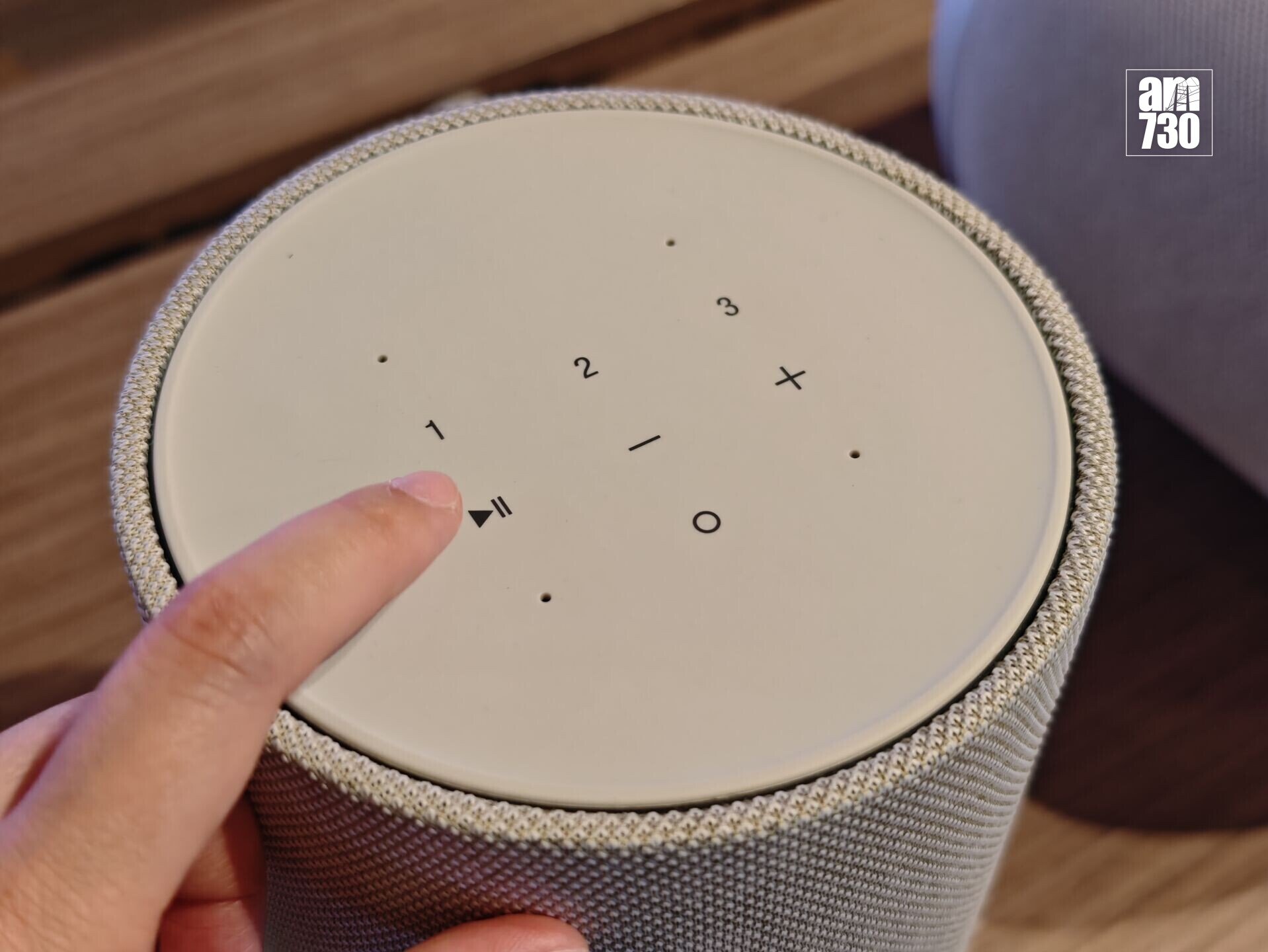 Denon Home 200機頂有控制面板。