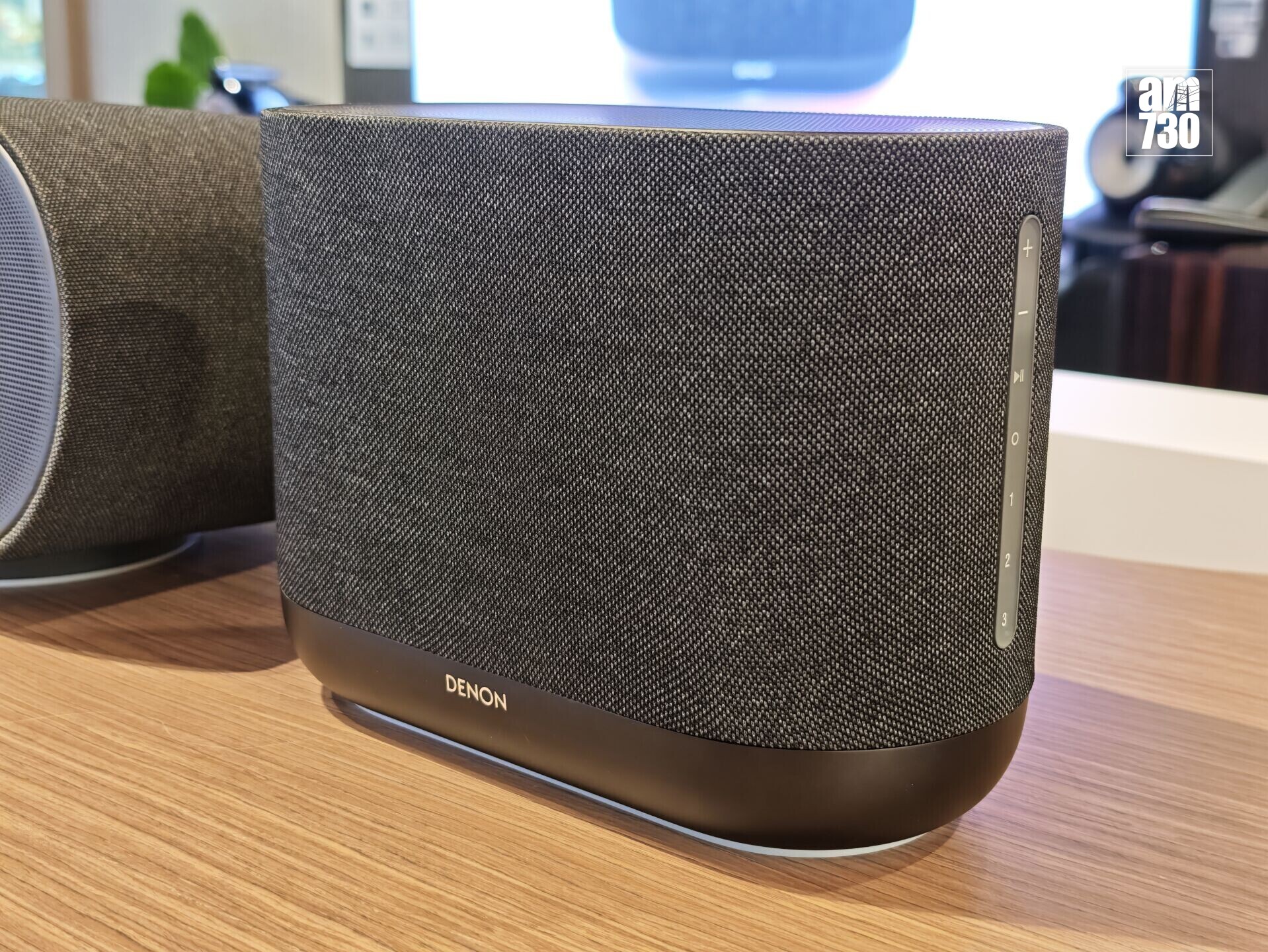 Denon Home 400為橢圓形柱體設計,設有反射式單元。