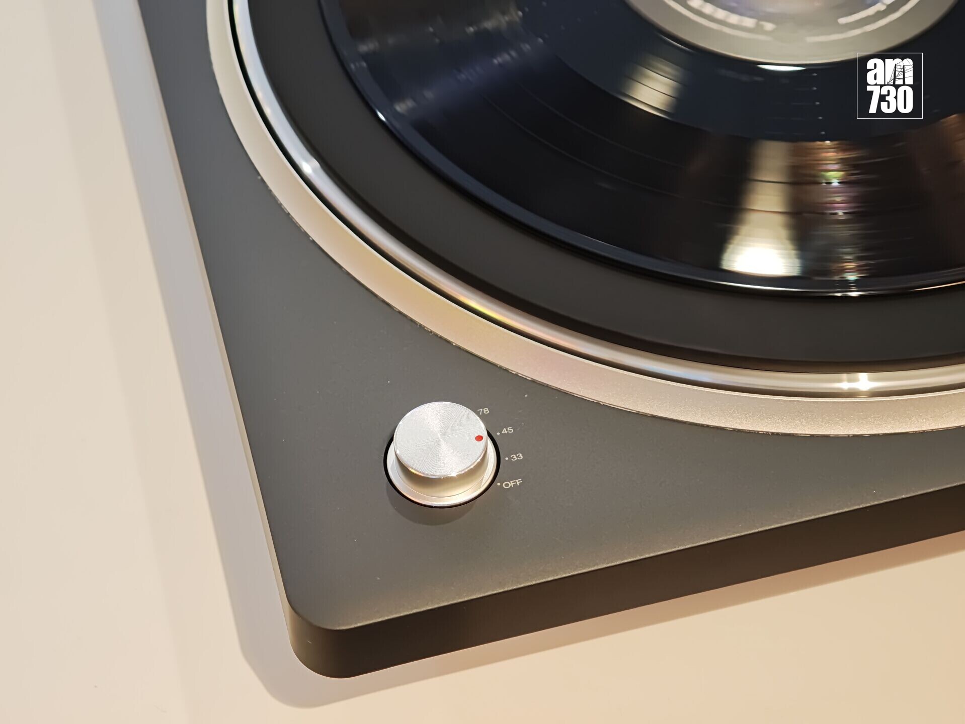 Denon DP-500BT黑膠唱盤可以自行選擇轉速。