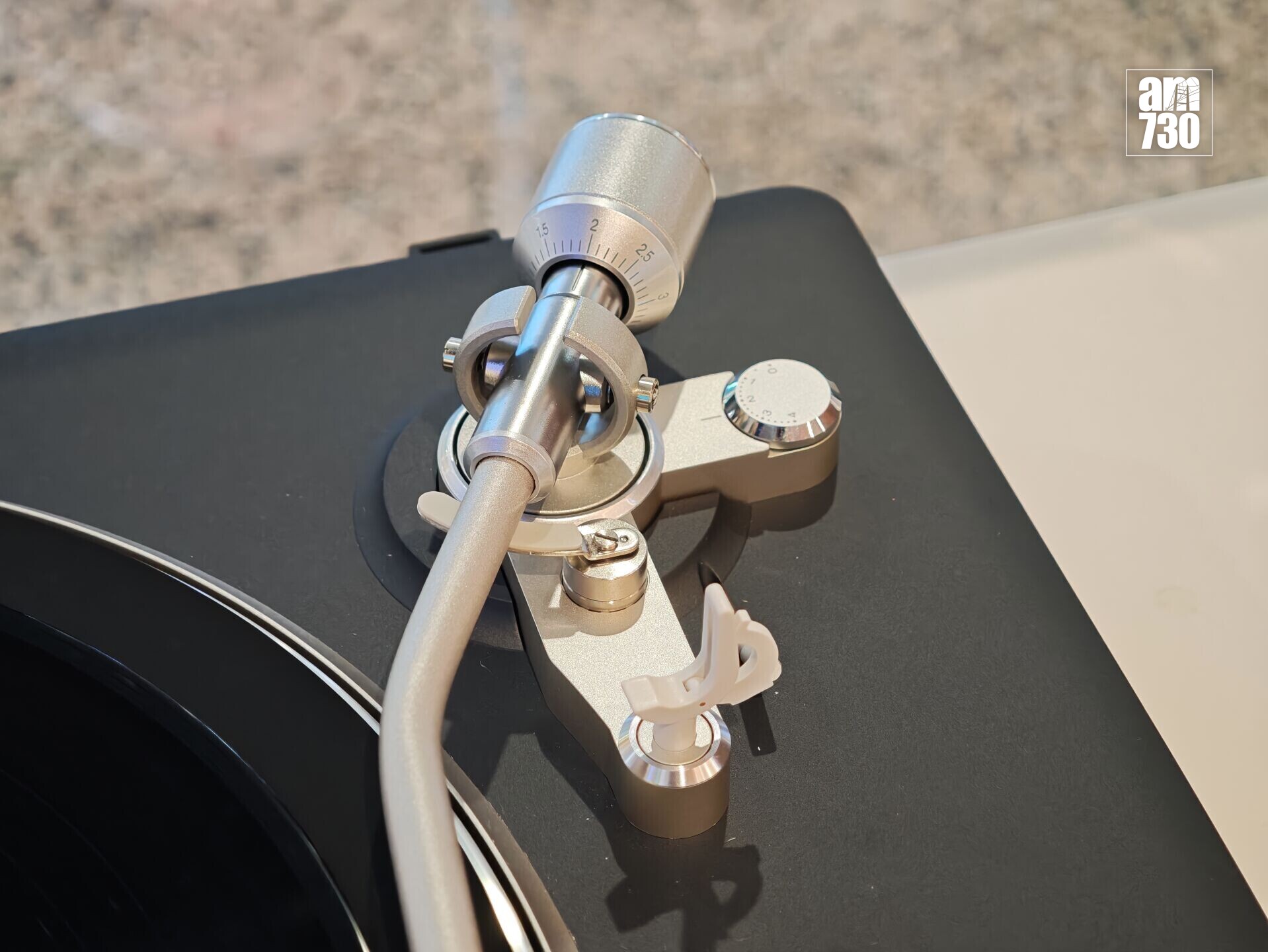 Denon DP-500BT黑膠唱盤設置簡單。