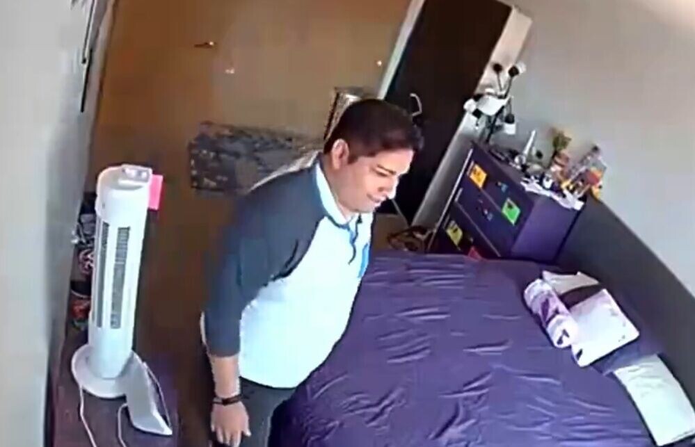擔任彈琴的39歲男義工Jonathan Alvarado進入受害老人的房間。(X)