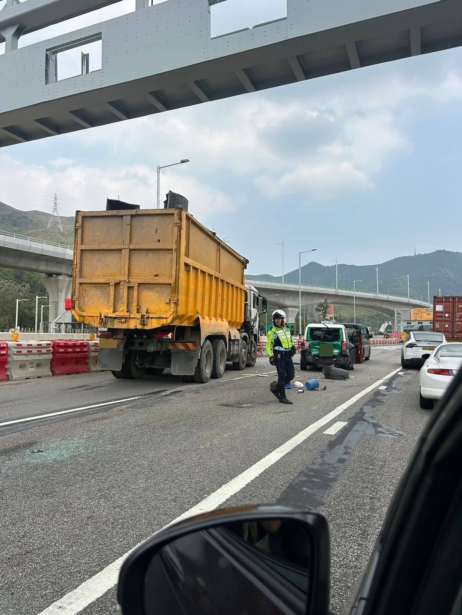 粉嶺公路4車相撞釀兩傷,往大埔交通一度受阻。(香港公共交通智庫)